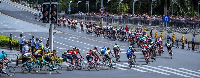 的女人正在张家界的深山里生吞蝗虫AG真人百家家乐平台那个涂指
